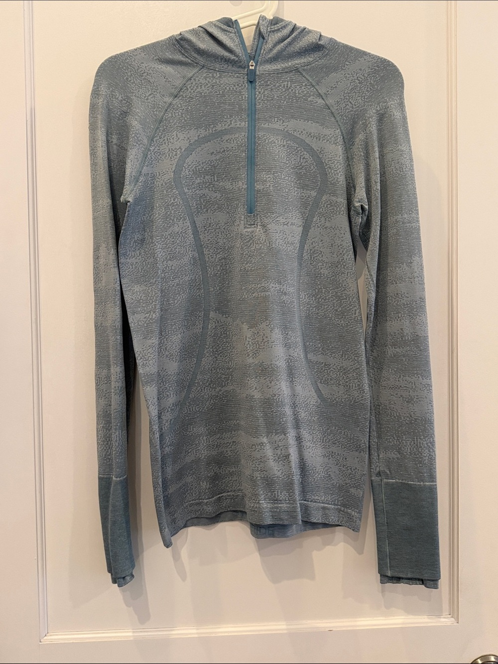 Lululemon Swiftly Speed 1/2 Zip hooded Pullover Shirt thumbholes blue grey white